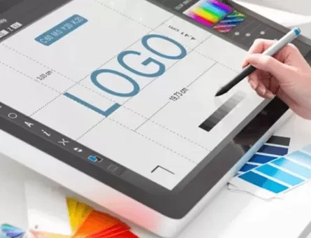 Proceso creativo de diseño de logotipo profesional en Chile